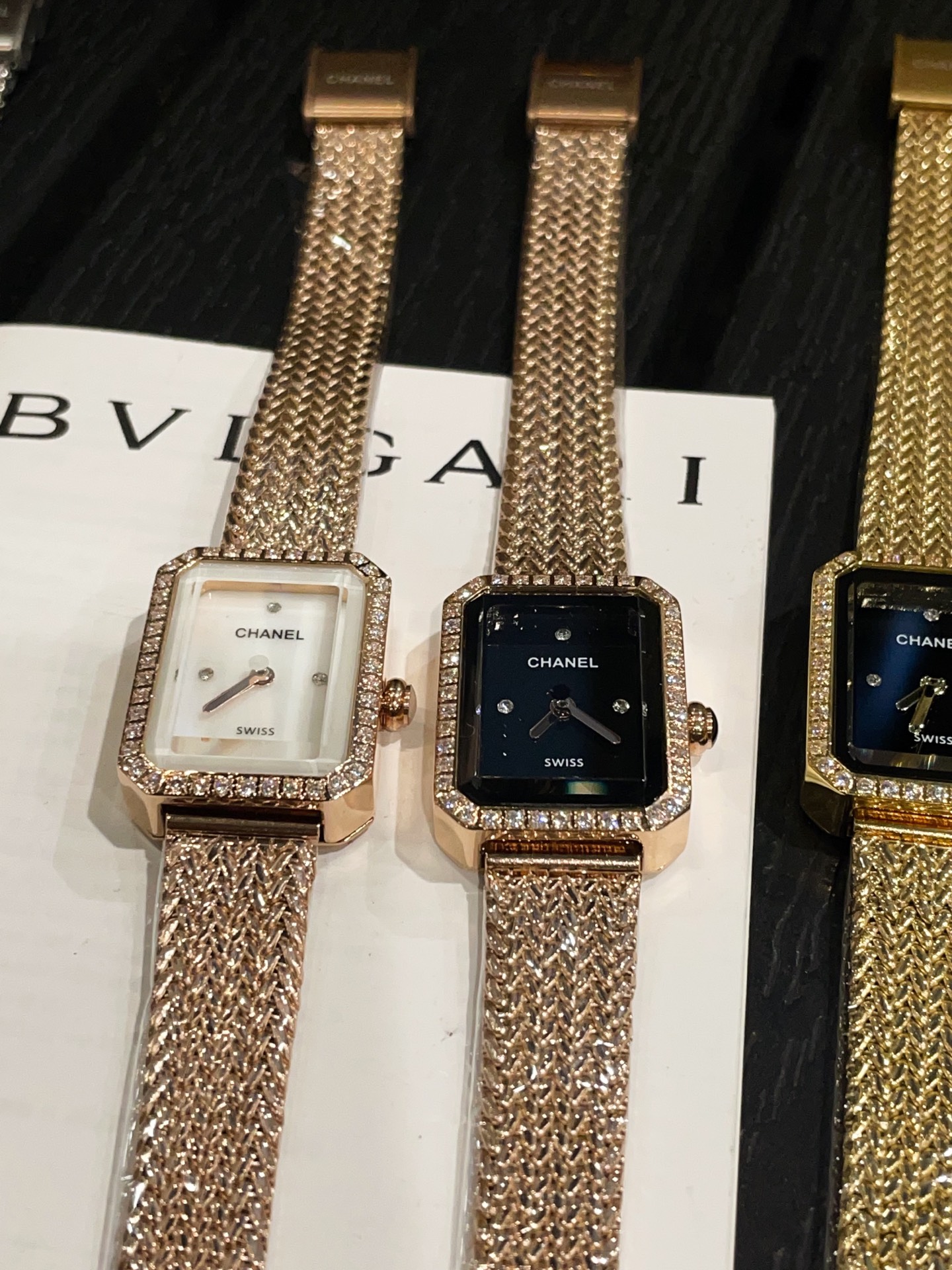 ?? 240
Chanel PREMIERE collection watch
Vintage sugar cube for women, 21*26mm, mineral glass, white mother-of-pearl/black enamel with diamond hour markers, special cut diamonds ?? set bezel case, new steel mesh buckle, easy to wear and adjust