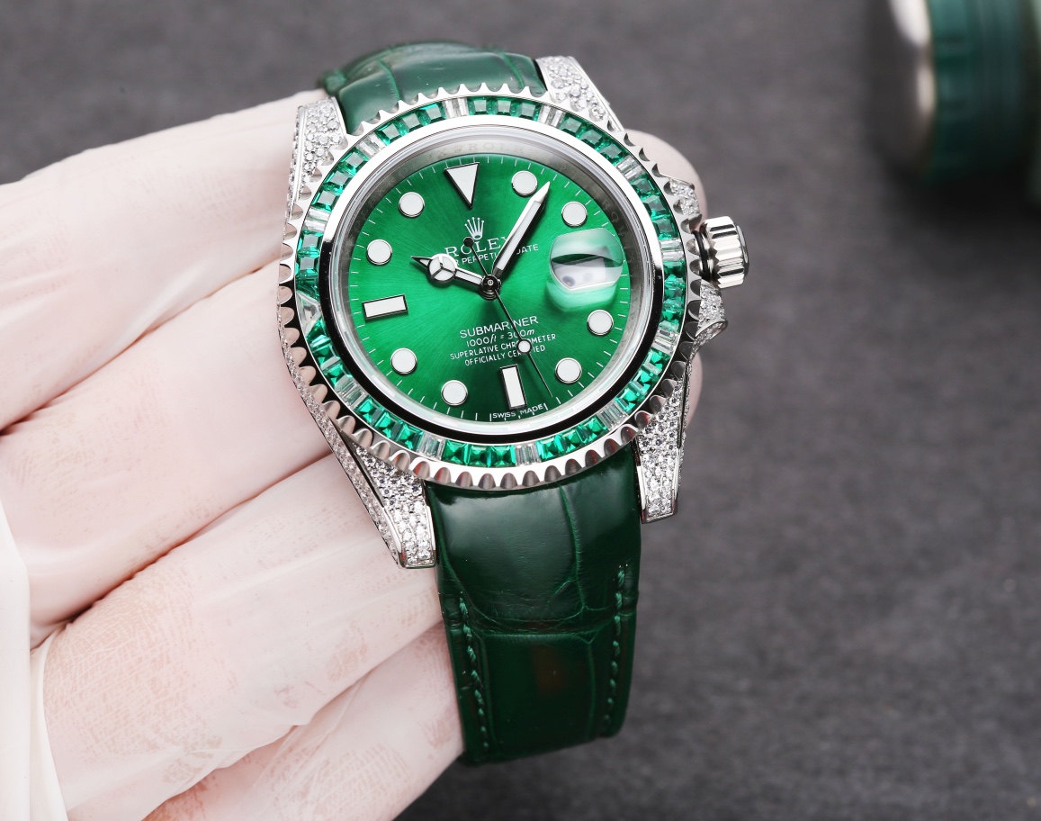 P:2200.
???? This is exactly the ROLEX full sky Star watch you need, luxurious and elegant for important occasions.
???? A remade Rolex Submariner with diamonds, made of 904 stainless steel and densely set with top-quality Swarovski diamonds, an interpret
