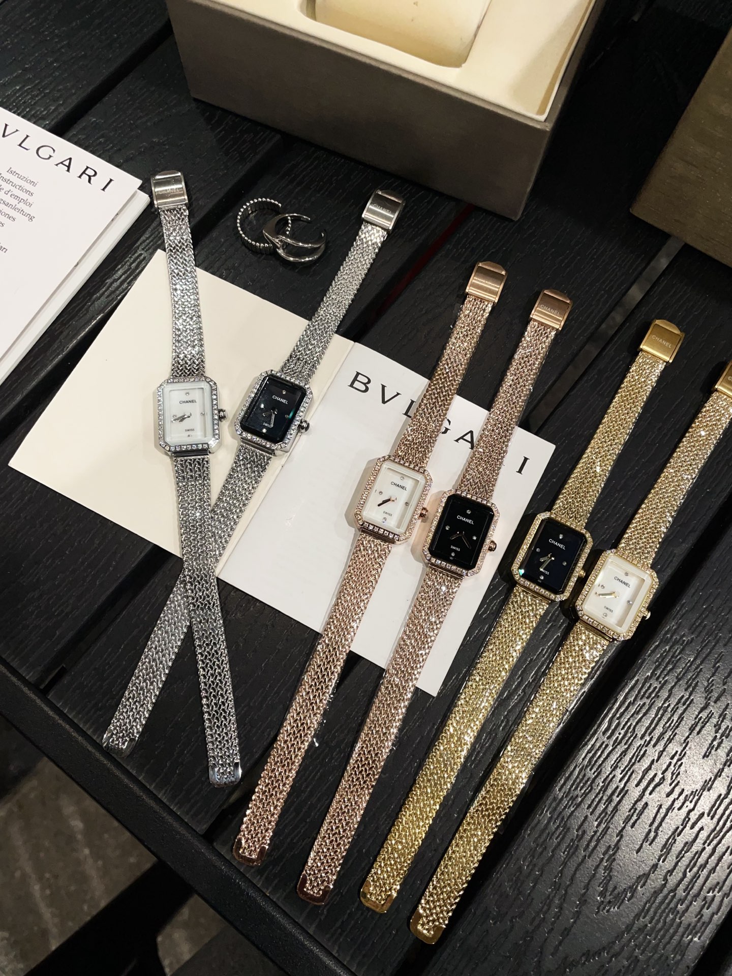 ?? 240
Chanel PREMIERE collection watch
Vintage sugar cube for women, 21*26mm, mineral glass, white mother-of-pearl/black enamel with diamond hour markers, special cut diamonds ?? set bezel case, new steel mesh buckle, easy to wear and adjust