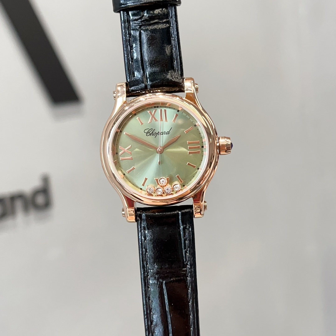 ?? 240
Chopard Happy Diamond
I'm sure everyone is familiar with Chopard's Happy Diamonds, but this one with a green dial
It's definitely an eye-opener
Special! Special is definitely perfect for girls with cold and fair skin. If you want to be the most bea