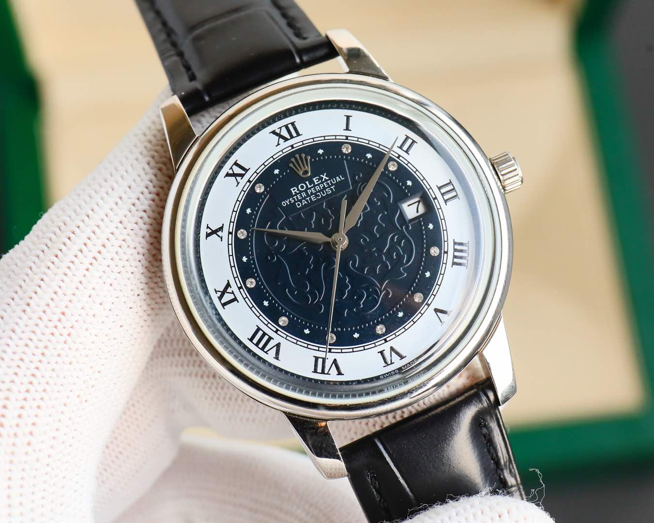 ??ROLEX?? Rolex Cellini, a gentleman 's perfect choice for all occasions, is equipped with a precise and stable 9015 imported movement. Oscillating at 28,800 vibrations per hour, zero repair quality! 42mm in diameter, the sapphire pot cover mirror showcas