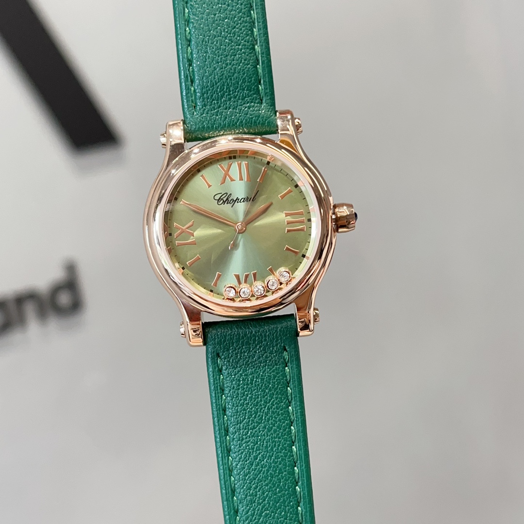 ?? 240
Chopard Happy Diamond
I'm sure everyone is familiar with Chopard's Happy Diamonds, but this one with a green dial
It's definitely an eye-opener
Special! Special is definitely perfect for girls with cold and fair skin. If you want to be the most bea