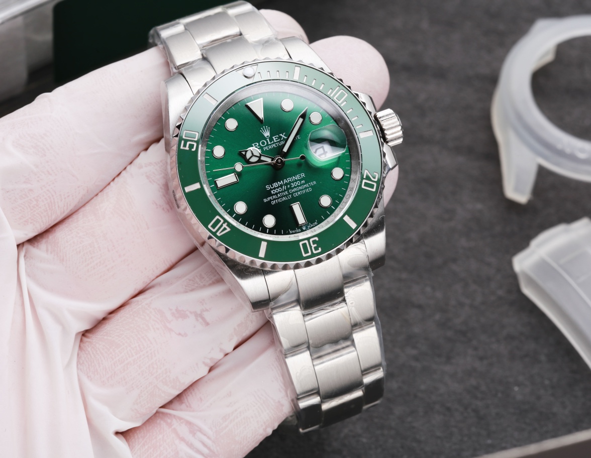 ROLEX?? Rolex, Submariner Date series ultimate performance ratio version! Unbeatable in its class!
1. Movement: Imitation Rolex 3235 all-in-one, swing 28800, Swiss standard!
2. Ceramic bezel: Original color grading, platinum-coated scale, the same as the 