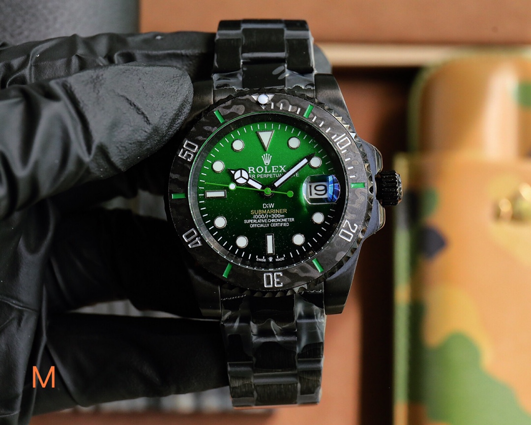ROLEX
DIW Submariner PARAKEET
New custom Submariner, perfectly presented!
1: With a specially customized carbon fiber bezel and an all-black enamel dial, DIW gives the Submariner a different style, presenting a new visual and tactile experience!
2: After 