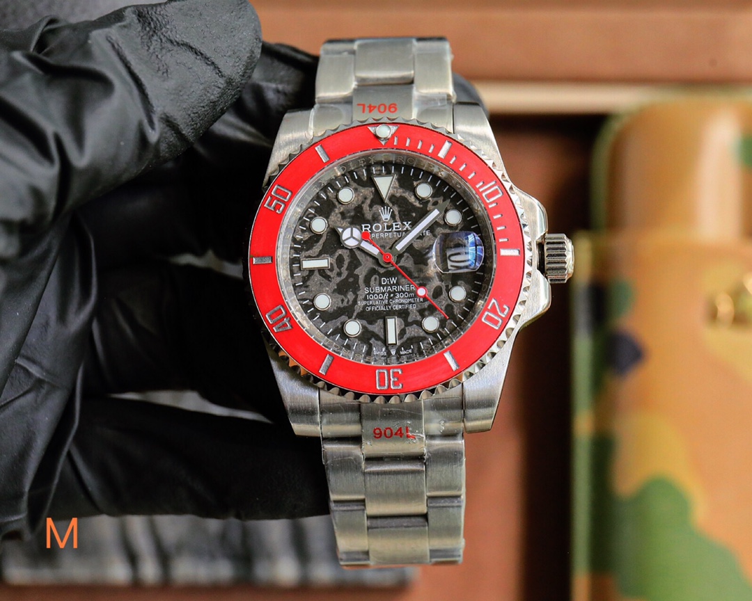 ROLEX
DIW Submariner PARAKEET
New custom Submariner, perfectly presented!
1: With a specially customized carbon fiber bezel and an all-black enamel dial, DIW gives the Submariner a different style, presenting a new visual and tactile experience!
2: After 