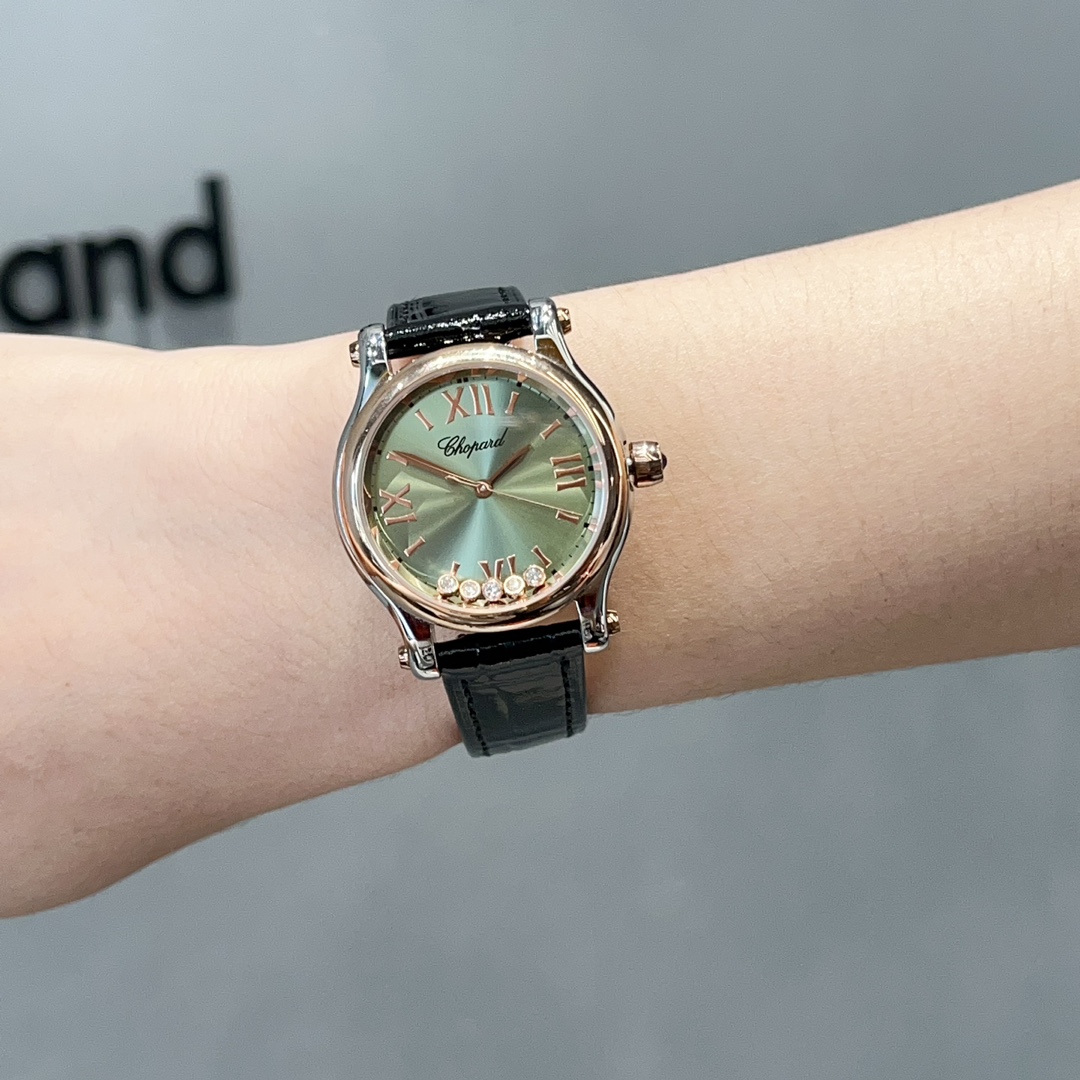 ?? 240
Chopard Happy Diamond
I'm sure everyone is familiar with Chopard's Happy Diamonds, but this one with a green dial
It's definitely an eye-opener
Special! Special is definitely perfect for girls with cold and fair skin. If you want to be the most bea