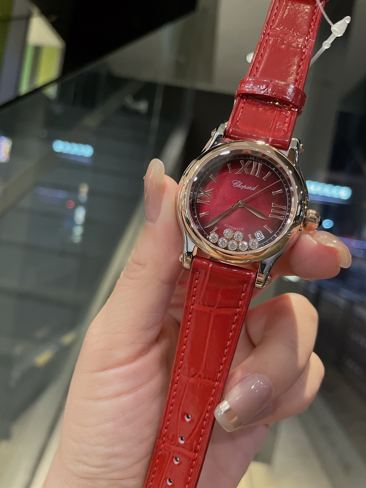 ?? 240
The latest color combination emerald ? ? Chopin 36mm Chopin HAPPY DIAMONDS, as Chopin's most popular and best-selling collection, has always interpreted the concept of Chopin's signature dynamic diamonds with a delicate touch. This collection is so