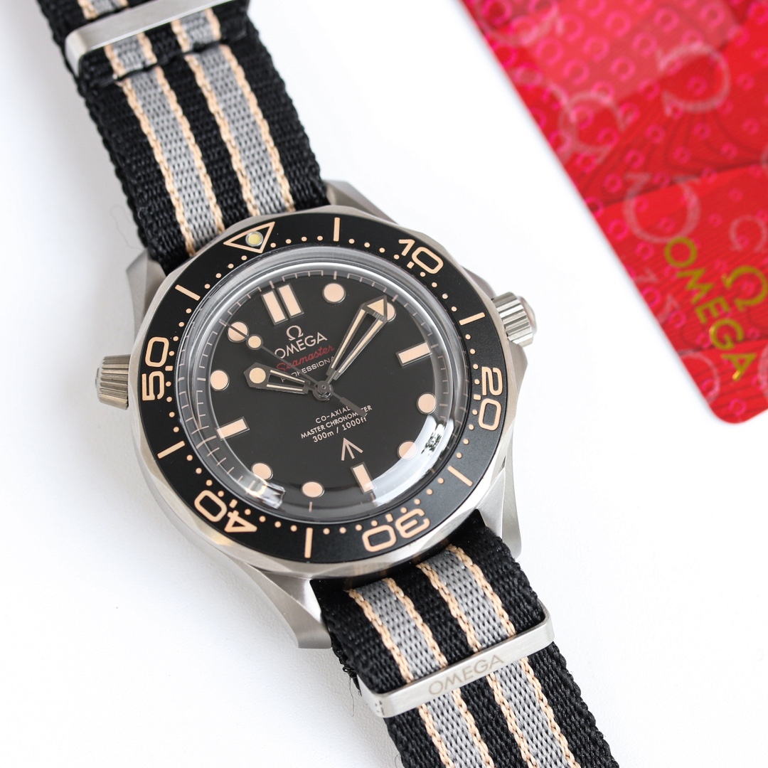SJ 1400 steel strap with cloth strap
OMEGA Seamaster series ??VS5 Bond 007- No Time to Die 210.90.42.20.01.001
1: The case is made of high-quality titanium alloy, which is lightweight, durable, resistant to oxidation and corrosion, and still looks as good