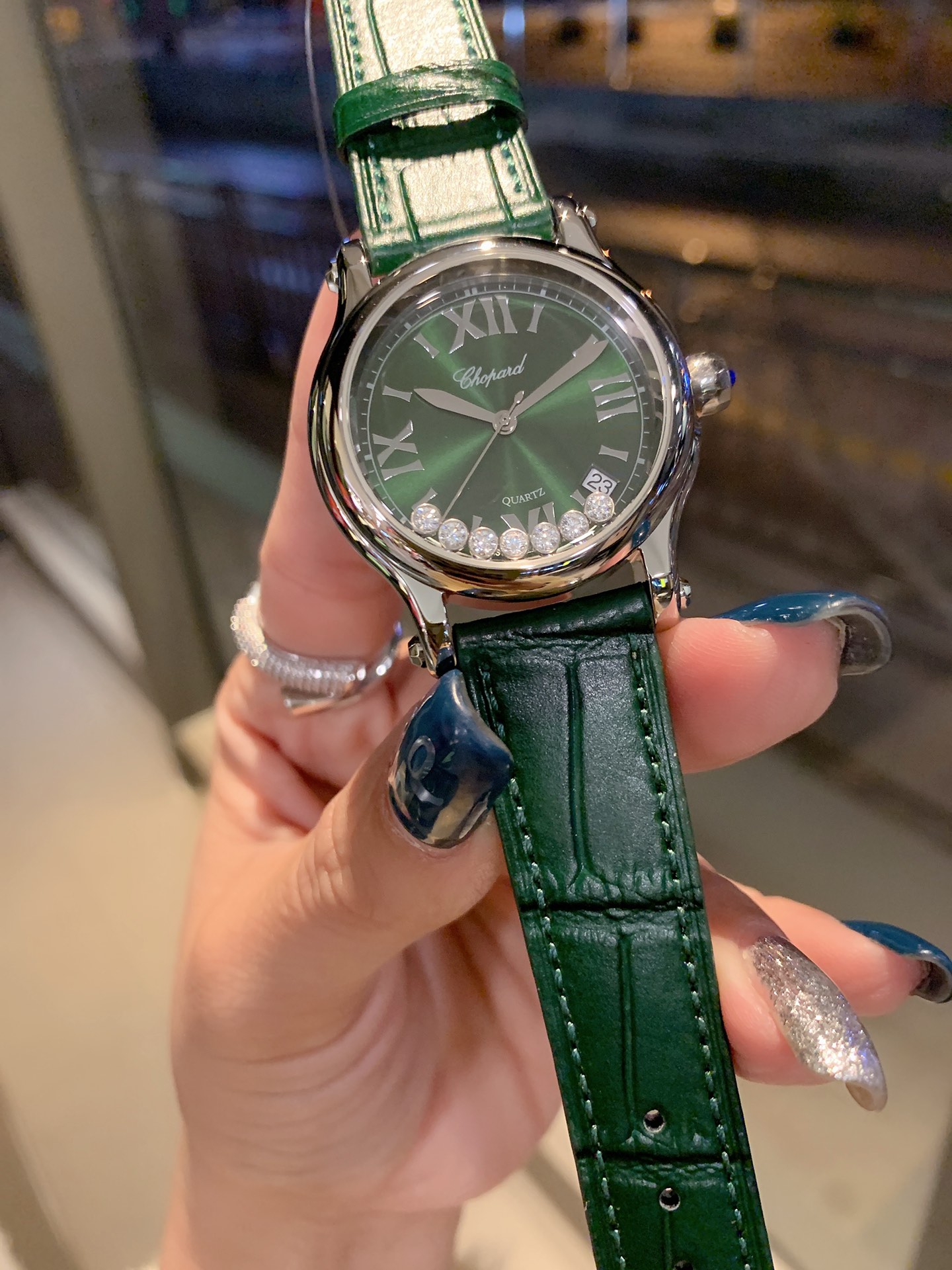 ?? 240
The latest color combination emerald ? ? Chopin 36mm Chopin HAPPY DIAMONDS, as Chopin's most popular and best-selling collection, has always interpreted the concept of Chopin's signature dynamic diamonds with a delicate touch. This collection is so