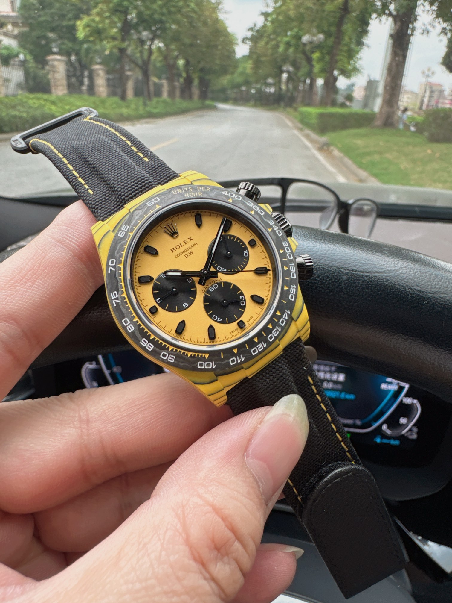 SJ 2600 diamond 2700
ROLEX Daytona series ??AP9 latest modified carbon fiber Daytona. The whole watch weighs only 53 grams and is powered by the Dandong 4801 movement. When classic meets innovation, the Rolex carbon fiber Daytona comes into being. It is n
