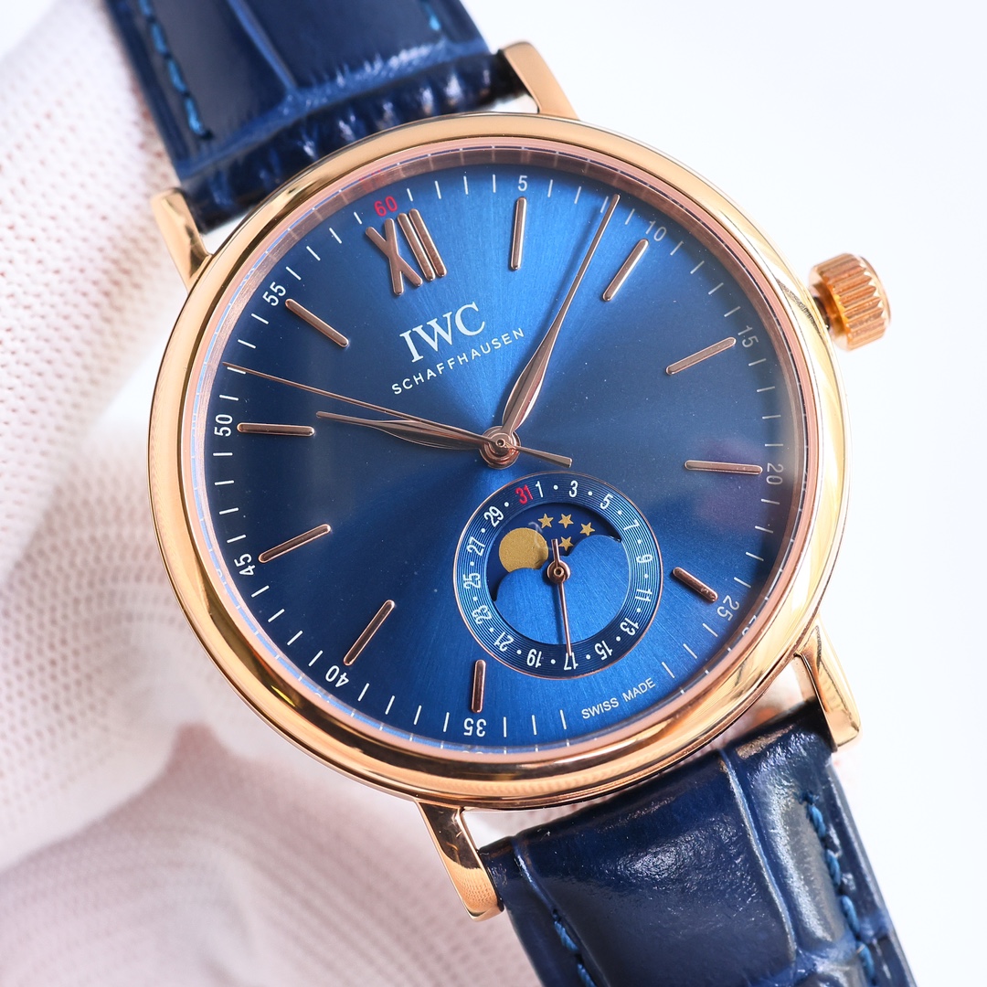 SJ white case 1150 Gold case 1200
New IWC Portofino collection ??LZ2, pointer date watch [Celebration], IWC Moon Phase collection. Men 's watch, with precise Swiss ETA2824-10 movement (6-position true date and 24-hour sun, moon and stars function) 39mm di