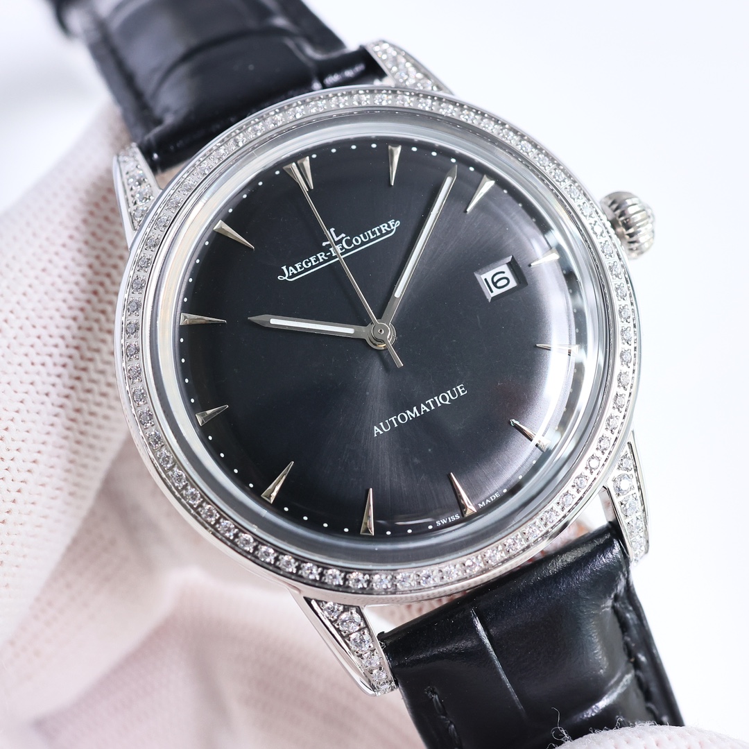 SJ produces white case 1200 gold case 1250
Jaeger-lecoultre JL pot cover glass ??LP2 movement 9015 Master Series 1288420 with 9015 movement. Diameter 39mm! ? A perfect replica of the original master in 316 stainless steel, the translucent sapphire mirror 