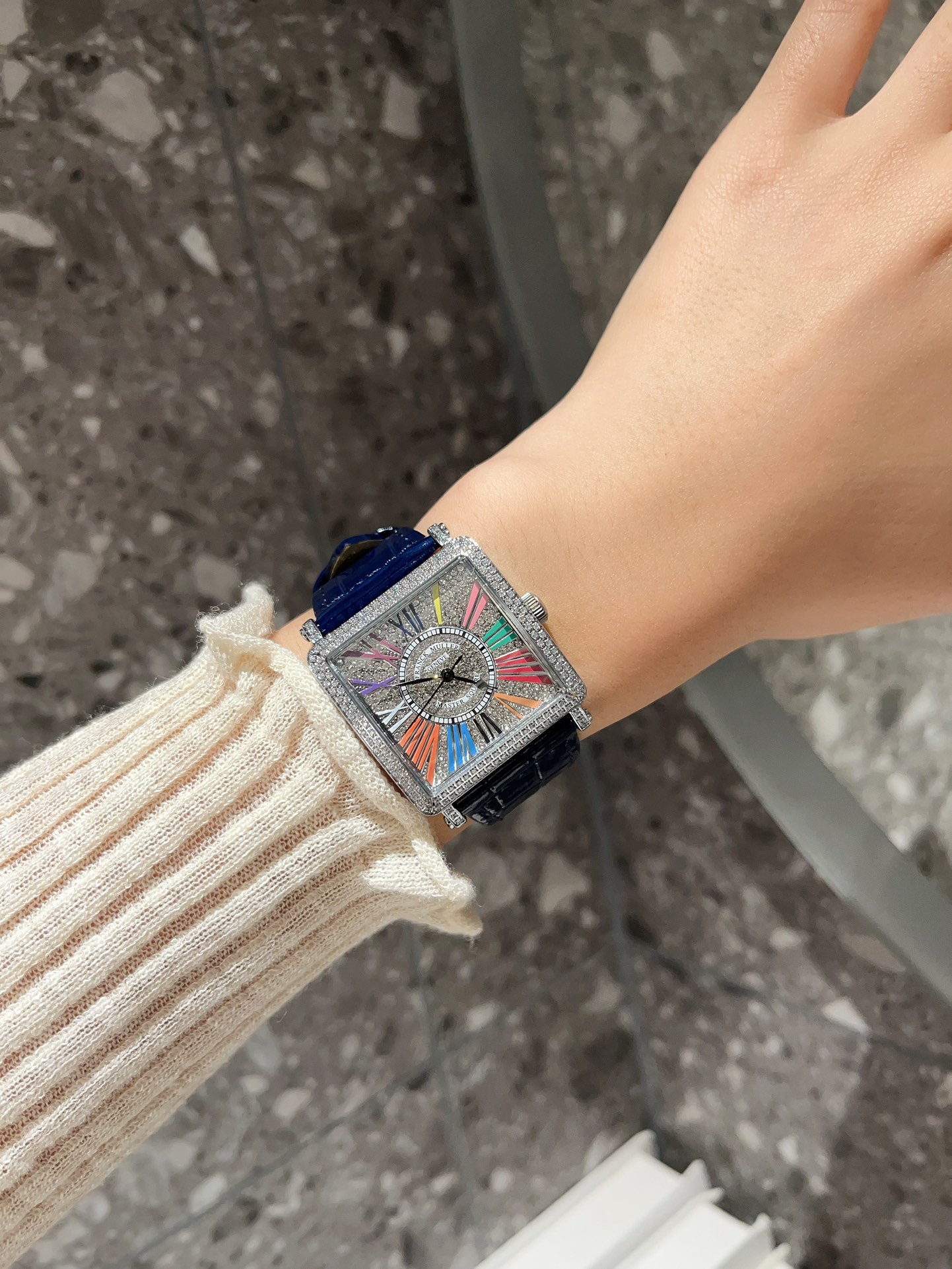 ?? 250
Franck Muller watch
I've always wanted to get a WATCH, double-layer square wristwatch, simple and elegant, with Franck Muller 's colorful digital art, diamond-encrusted bezel with Roman design, each hour marker shows a different color [color] with 