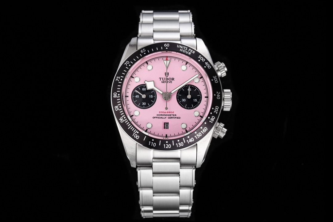 TUDOR Black Bay Chrono steel watch! ?? The dial is perfectly symmetrical with fine engravings, and the texture and beauty are enhanced! Made of matte and polished 316L steel! ?? 41MM in diameter! The arched dial is a perfect 1:1 replica! Tudor's signature