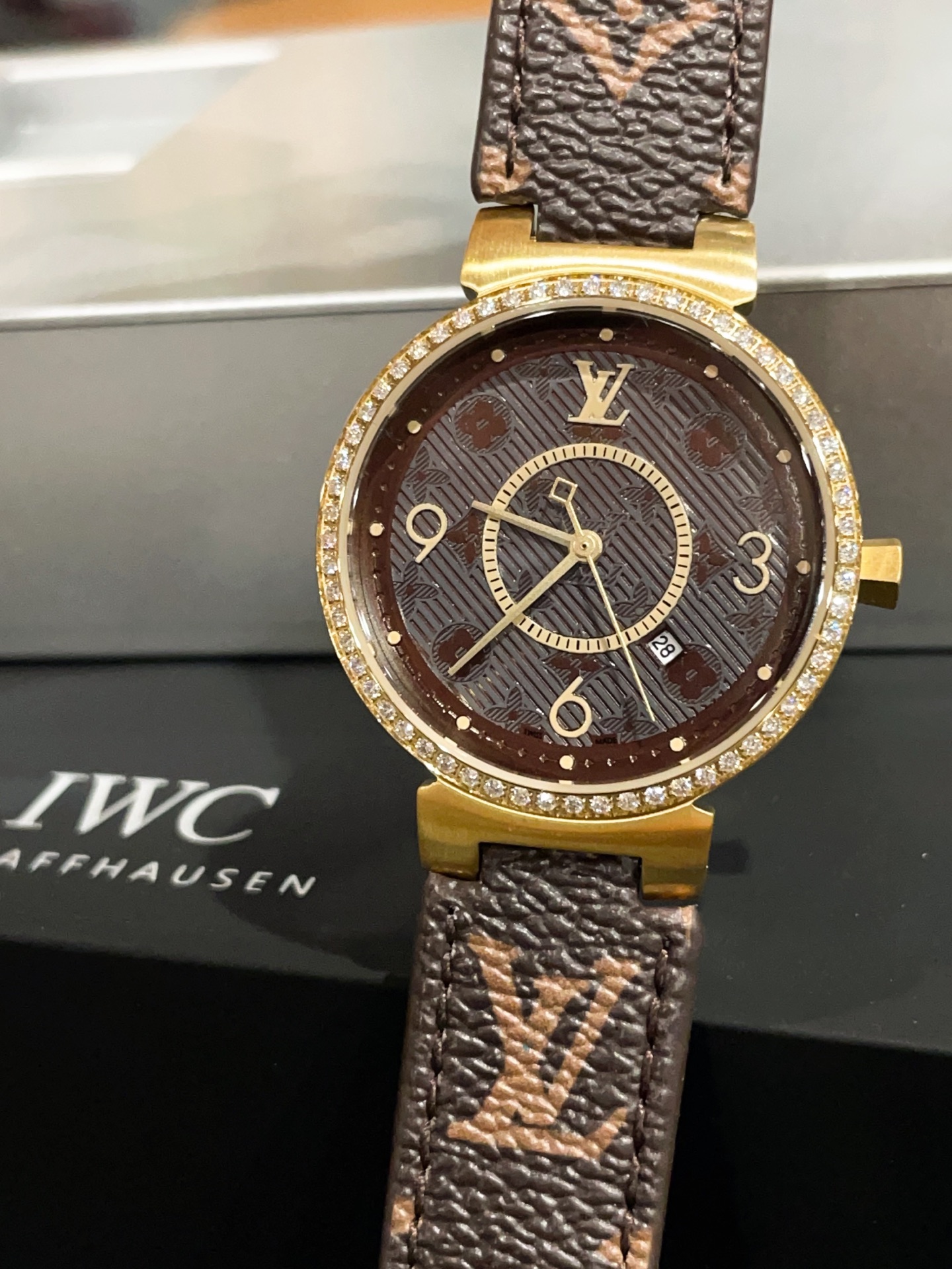 ?? Light 280 Diamond Ring 330
LV 's super masterpiece, LV - TAMBOUR SLIM collection drops into the market one after another! In honor of the original factory fulfilling its mission! [Three Super Highlights] Watch size 34mm1. Fine oiling on the dial, three