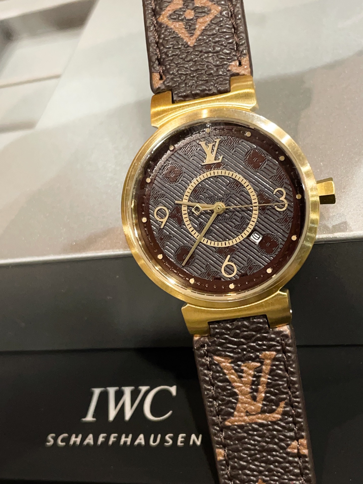 ?? Light 280 bezel 330
LV 's super masterpiece, LV - TAMBOUR SLIM collection drops into the market one after another! In honor of the original factory fulfilling its mission! [Three Super Highlights] Watch size 34mm1. Fine oiling on the dial, three-dimens