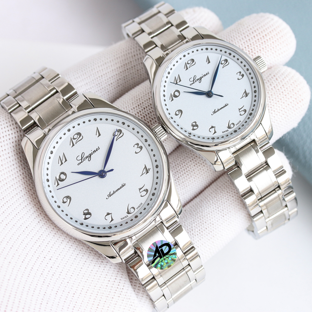 TW- New ?? Couple Master upgraded again ?? Upgrade highlights 1? The intaglio Arabic numeral metal hour markers are a major highlight of the new Master, creating a deep texture by refraction of light from different angles, simple yet not simplistic. The o