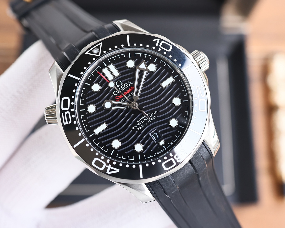Taiwanese v10 masterpiece
OMEGA SEAMASTER 300m 300M Coaxial ?? Master Chronometer 42mm 42mm Diving watch, brushed stainless steel case partially polished bezel black ceramic with white enamel diving scale words ring scale not easy to wear and fade, dome m
