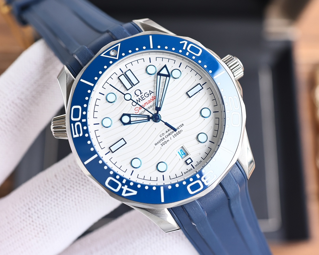 Taiwanese v10 masterpiece
OMEGA SEAMASTER 300m 300M Coaxial ?? Master Chronometer 42mm 42mm Diving watch, brushed stainless steel case partially polished bezel black ceramic with white enamel diving scale words ring scale not easy to wear and fade, dome m