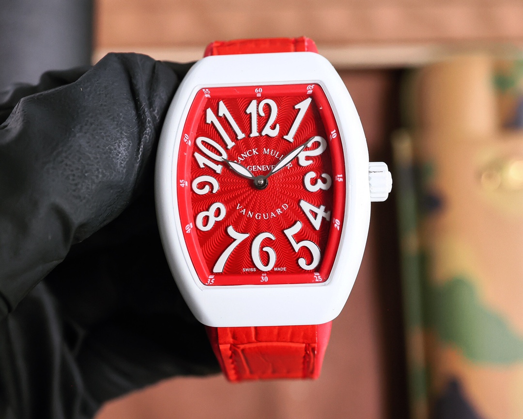 The new 32mm size of the V32 ABF Franck Muller Women's Yacht is perfectly matched with the quality assurance of the original Swiss movement