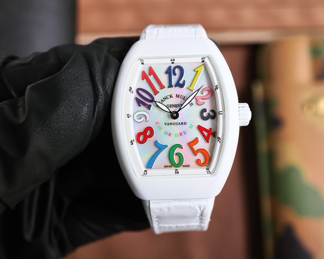 The new 32mm size of the V32 ABF Franck Muller Women's Yacht is perfectly matched with the quality assurance of the original Swiss movement