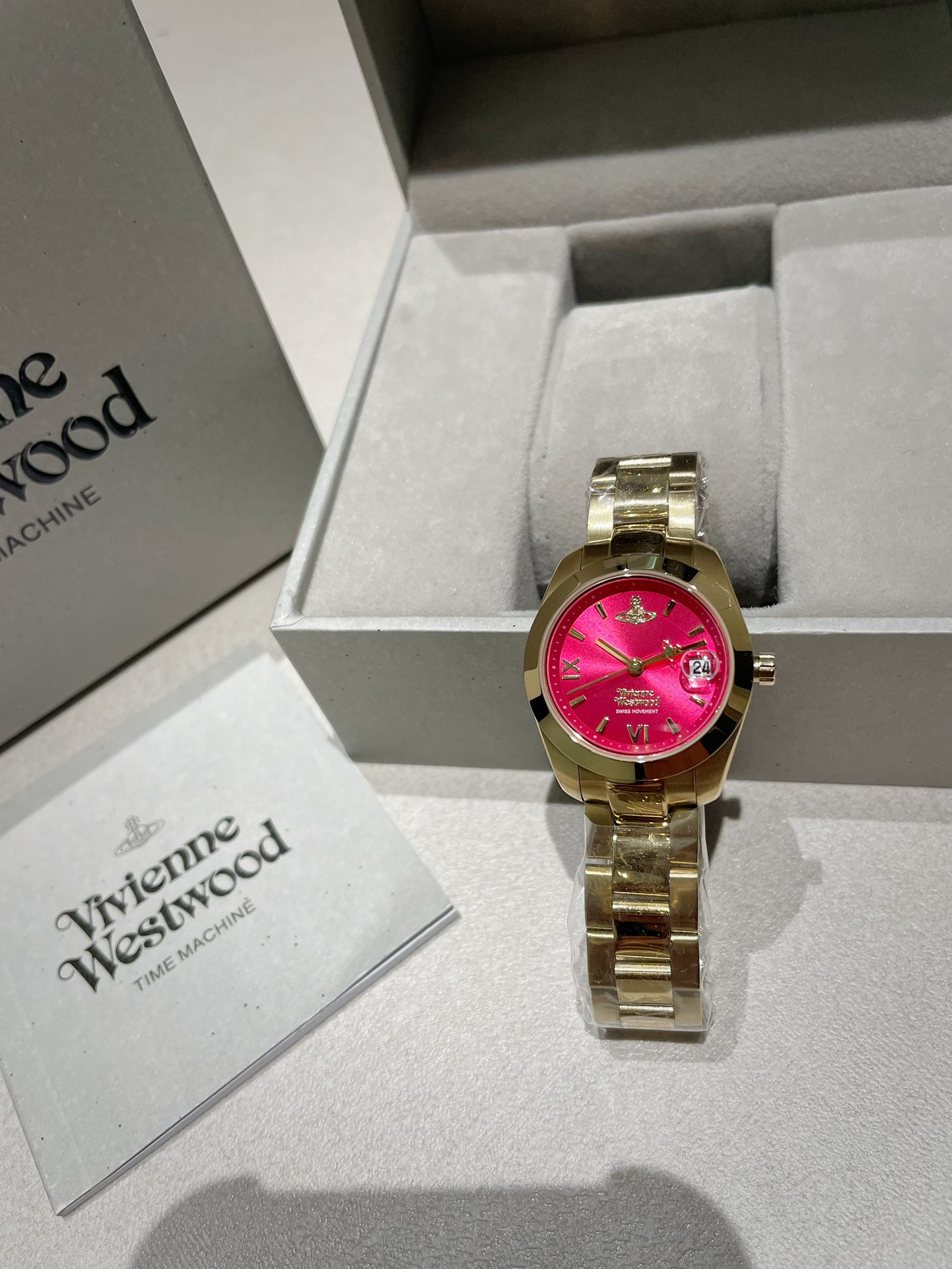 viviennewestwood Queen Mother Watch, stainless steel quartz women's watch, classic sunray pattern, silver dial with fine texture, dial with Roman scale relief Saturn logo at 12 o 'clock, 28MM outer diameter, 50 meters water resistance for daily use