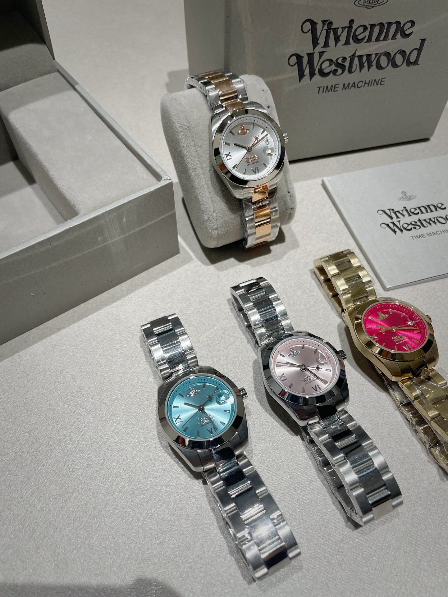 viviennewestwood Queen Mother Watch, stainless steel quartz women's watch, classic sunray pattern, silver dial with fine texture, dial with Roman scale relief Saturn logo at 12 o 'clock, 28MM outer diameter, 50 meters water resistance for daily use