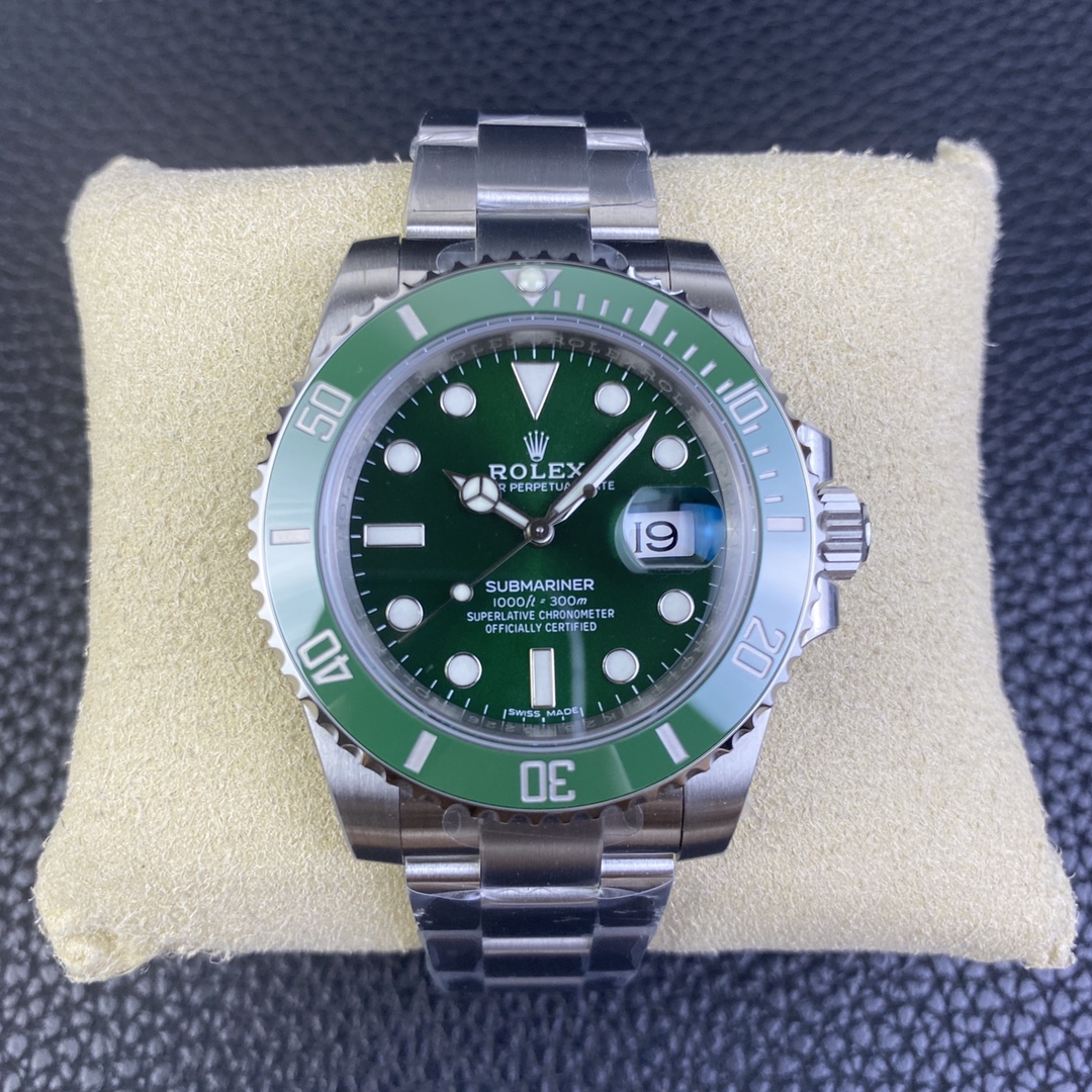 VS Rolex New 3135 Green Submariner with the latest version of the Clean Factory green bezel (the latest! +VS Homemade luminous beads, don't worry about the color of the luminous beads being too yellow!) 1. VS 'green ceramic is more emerald green, more nat