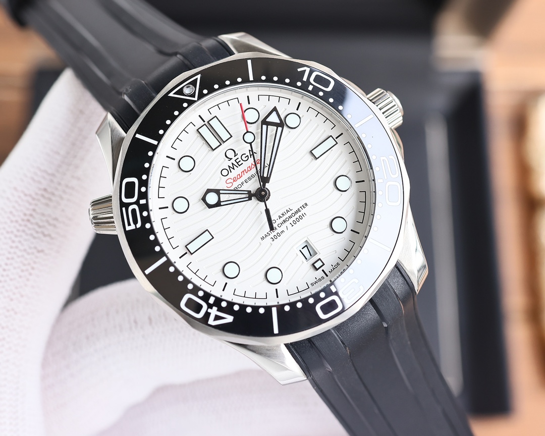 Taiwanese v10 masterpiece
OMEGA SEAMASTER 300m 300M Coaxial ?? Master Chronometer 42mm 42mm Diving watch, brushed stainless steel case partially polished bezel black ceramic with white enamel diving scale words ring scale not easy to wear and fade, dome m