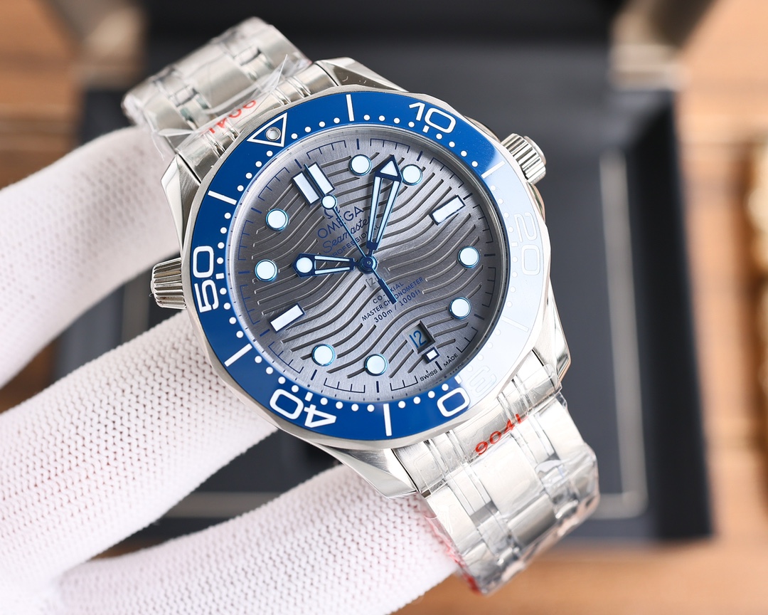 Taiwanese v10 masterpiece
OMEGA SEAMASTER 300m 300M Coaxial ?? Master Chronometer 42mm 42mm Diving watch, brushed stainless steel case partially polished bezel black ceramic with white enamel diving scale words ring scale not easy to wear and fade, dome m