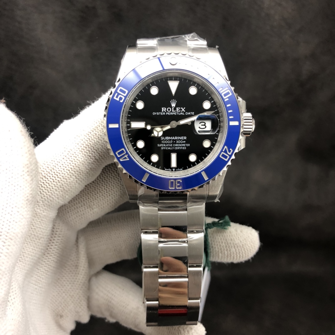 VS Rolex's latest Blue Submariner 41mm pre-sale, top version MAX.
1, equipped with the 3235 movement of VS72-hour power. Just wind it 50 times and see if it can stand still for 2 days to tell the authenticity of the version.
2, the best blue ceramic ring 