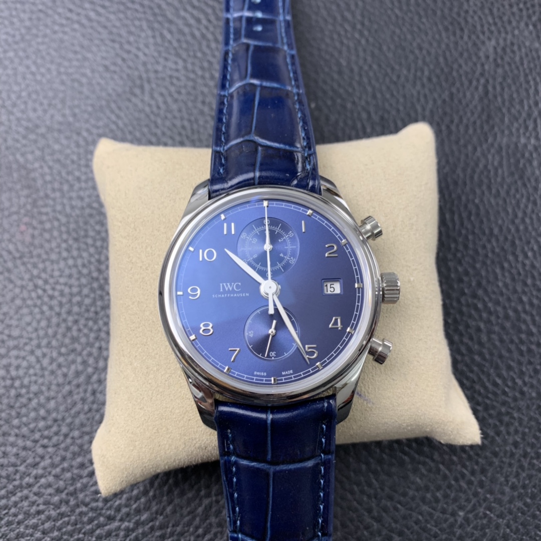 YL New Portuguese series multifunctional Chronograph watch. The blue dial highlights the gentlemanly and refined side of men. [Great Details] The watch measures 42mm x 13.5mm. The color of the blue dial is infinitely close to the original, and after multi