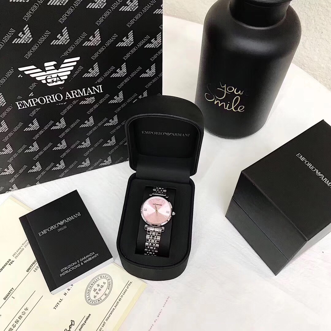 ?? Armani ???? white case and pink plate. Small diamond dots ?? stainless steel strap. Accurate timekeeping ?? 32 size