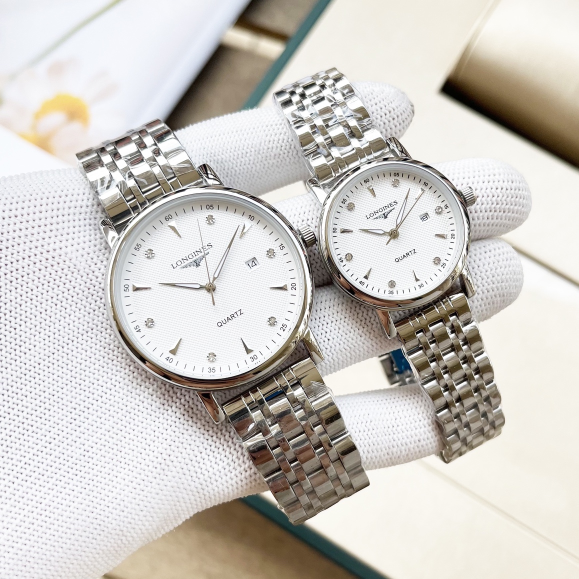 White 190- gold 210 steel strap +20.
???? Real photos
Brand: LONGINES
Type: [Cool] Couple watches
Case: 316 stainless steel (with fine workmanship)
Strap: Imported calfskin /316 stainless steel (two options available)
Movement: Imported quartz movement (a