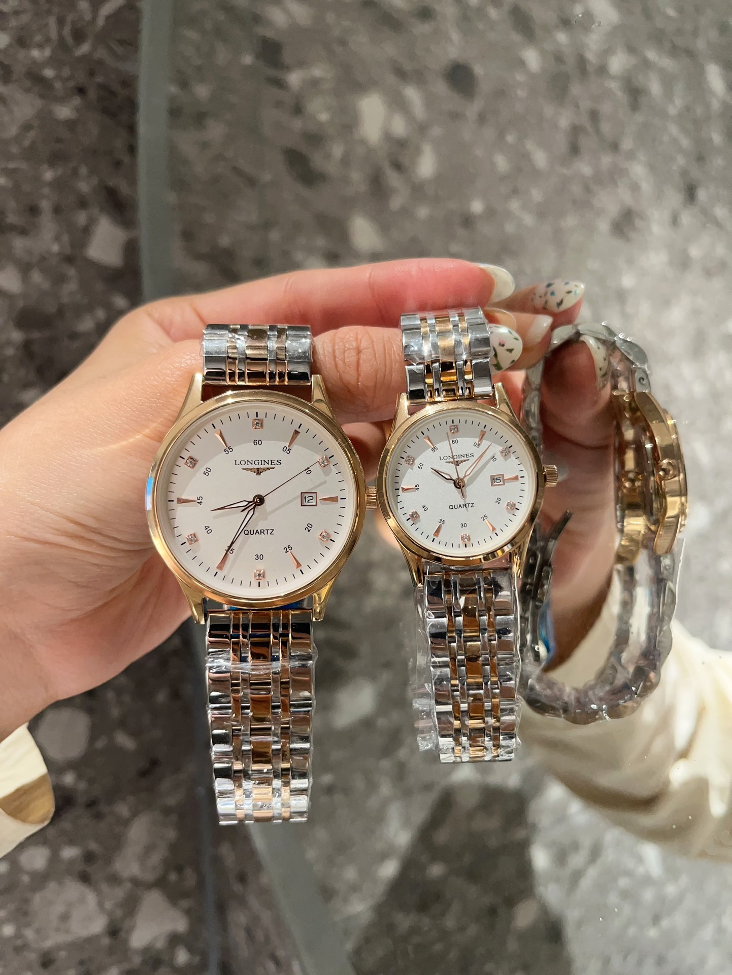 ?? White 190- gold 210 steel strap +20.
Latest Classic LONGINES?? Couple watch Original imported quartz movement Tempered glass 316L stainless steel case Diameter 40mm for men 30mm for women Thickness 8mm?? If today 's sunlight ?? stop its dazzling light.