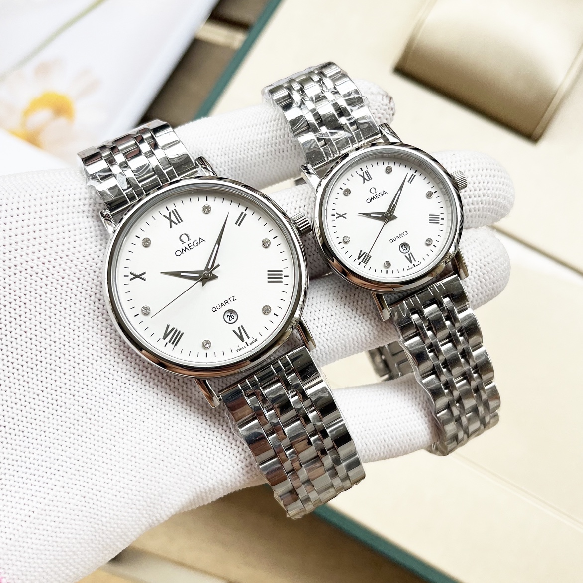 White 190- Rose 210 steel band +20 diamonds +30.
??? Omega ?? couple watch ?? Original imported quartz movement Mineral glass crystal 316L stainless steel case Diameter 40mm for men 30mm for women 8mm thick ?? If today's sunlight ?? stops its dazzling lig