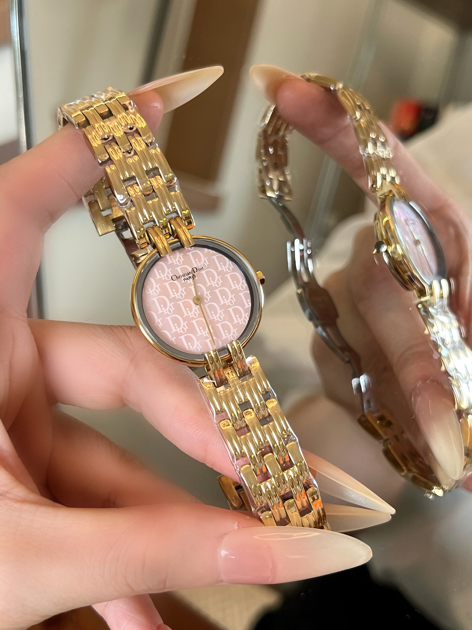 ??260 Japanese vintage treasure watch ? Dior Dior Fashion Devil Women's Watch, highly recommended on the hand ~ Dial size 28mm not too small, it's simply a girl's favorite ~ mother-of-pearl dial, wearing it to look particularly elegant ~ with a strong ant