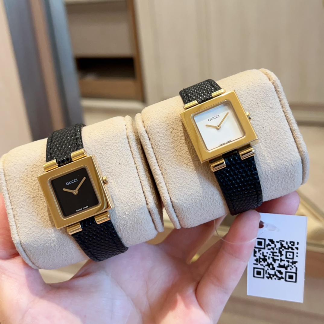 ?? 260
# Gucci Vintage "Little TV" looks very much like the black and white TV of childhood, square, minimalist. Simplicity is sophistication! Black silver is so sweet and cool that it's hard not to love it. The full mirror surface of the watch is too hig