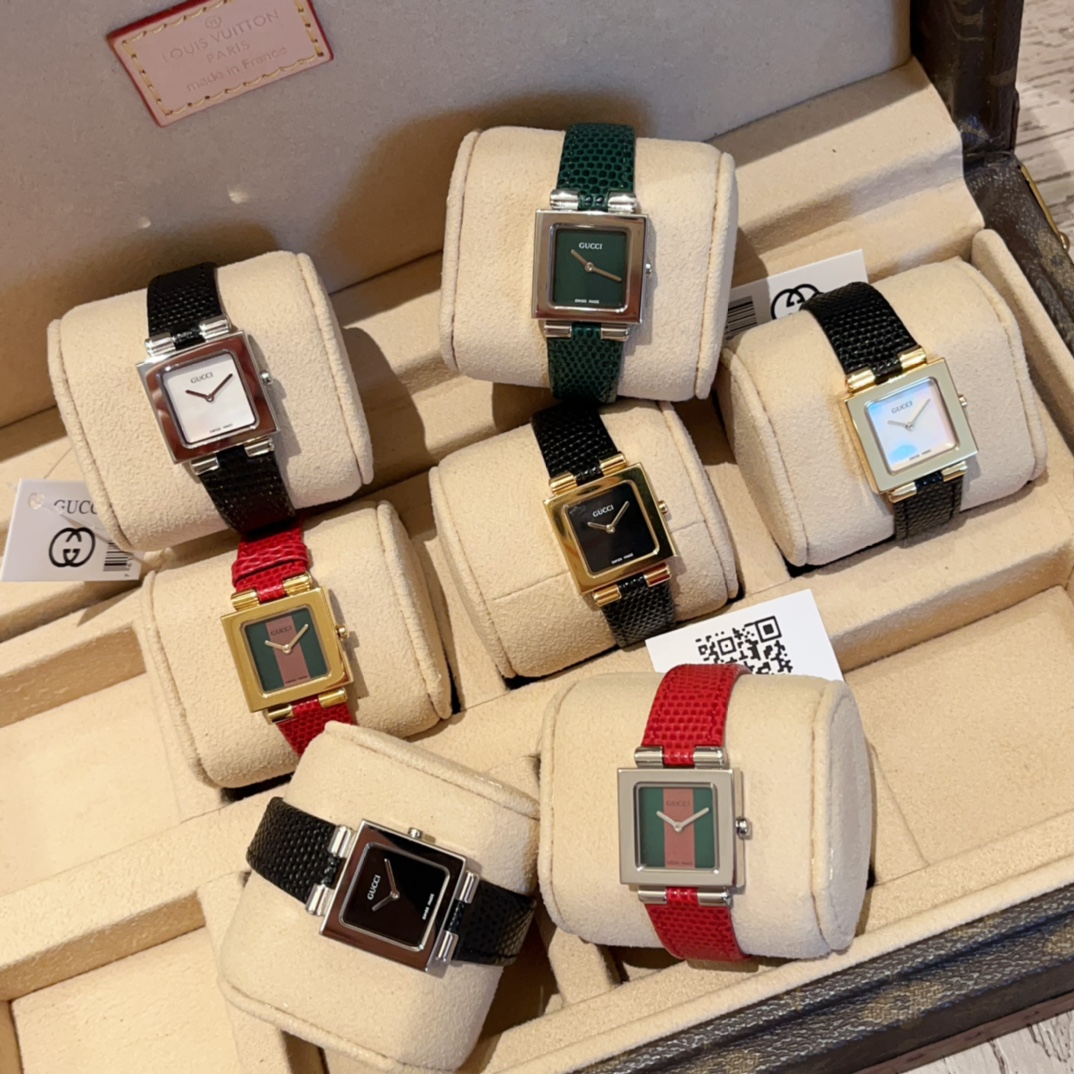 ?? 260
# Gucci Vintage "Little TV" looks very much like the black and white TV of childhood, square, minimalist. Simplicity is sophistication! Black silver is so sweet and cool that it's hard not to love it. The full mirror surface of the watch is too hig