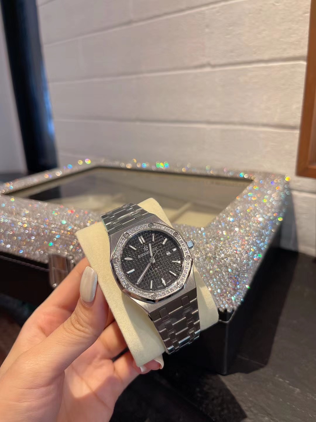 260.280
AP- The case is made of stainless steel with mineral anti-scratch glass for high strength and scratch resistance. The bezel has a light ring and a diamond ring ~ Choose as you like - hand-set and machine-set with 40 high-brightness Moissanite diam