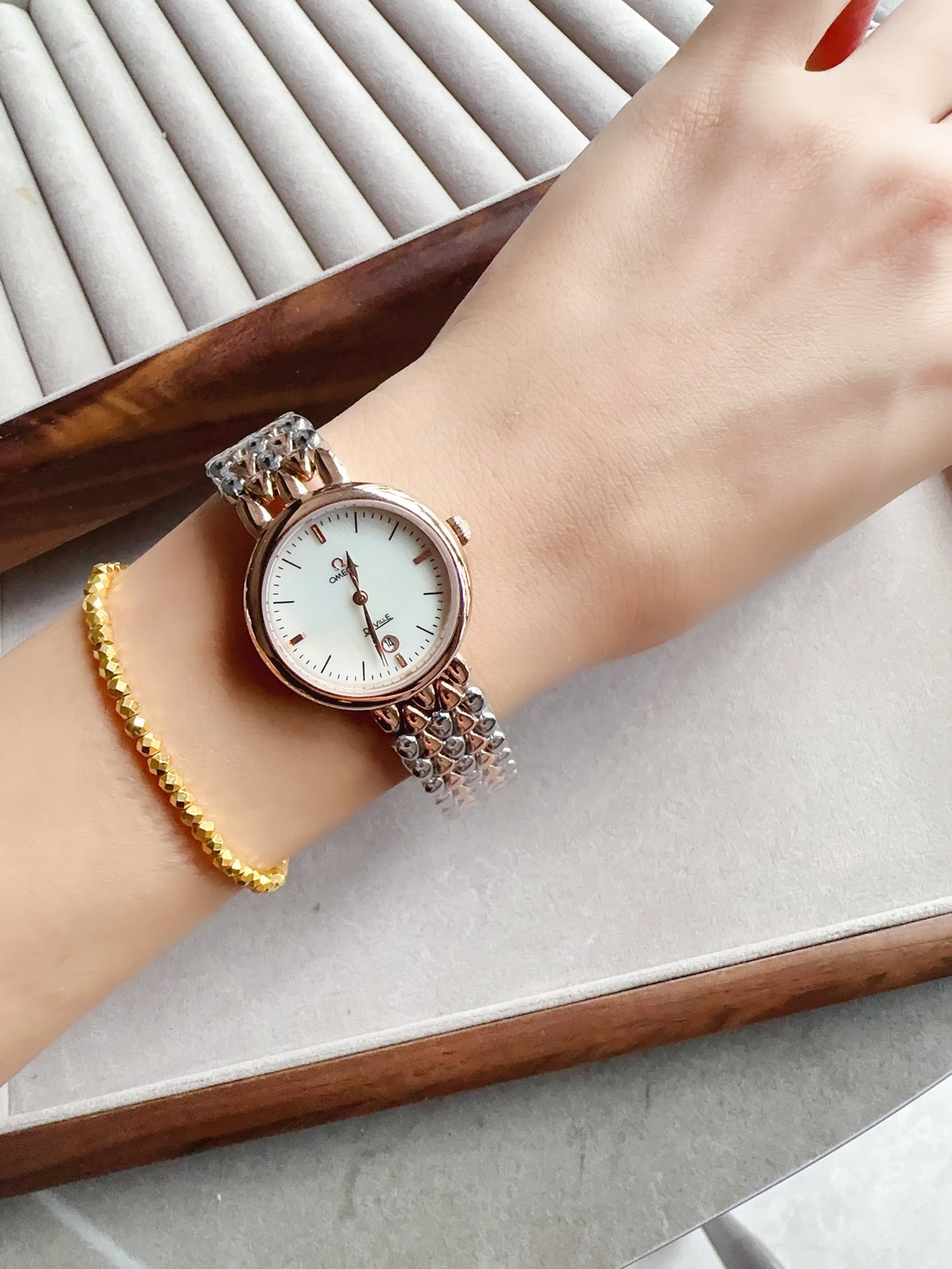 White 250- Gold 270 diamonds +30. Upgraded OMEGA - OMEGA ?? Elegance collection makes a stunning debut of excellence, combining the elegance of noble jewelry with the precision of excellent timepiece "dewdrops" into a dazzling bracelet, with smooth lines 