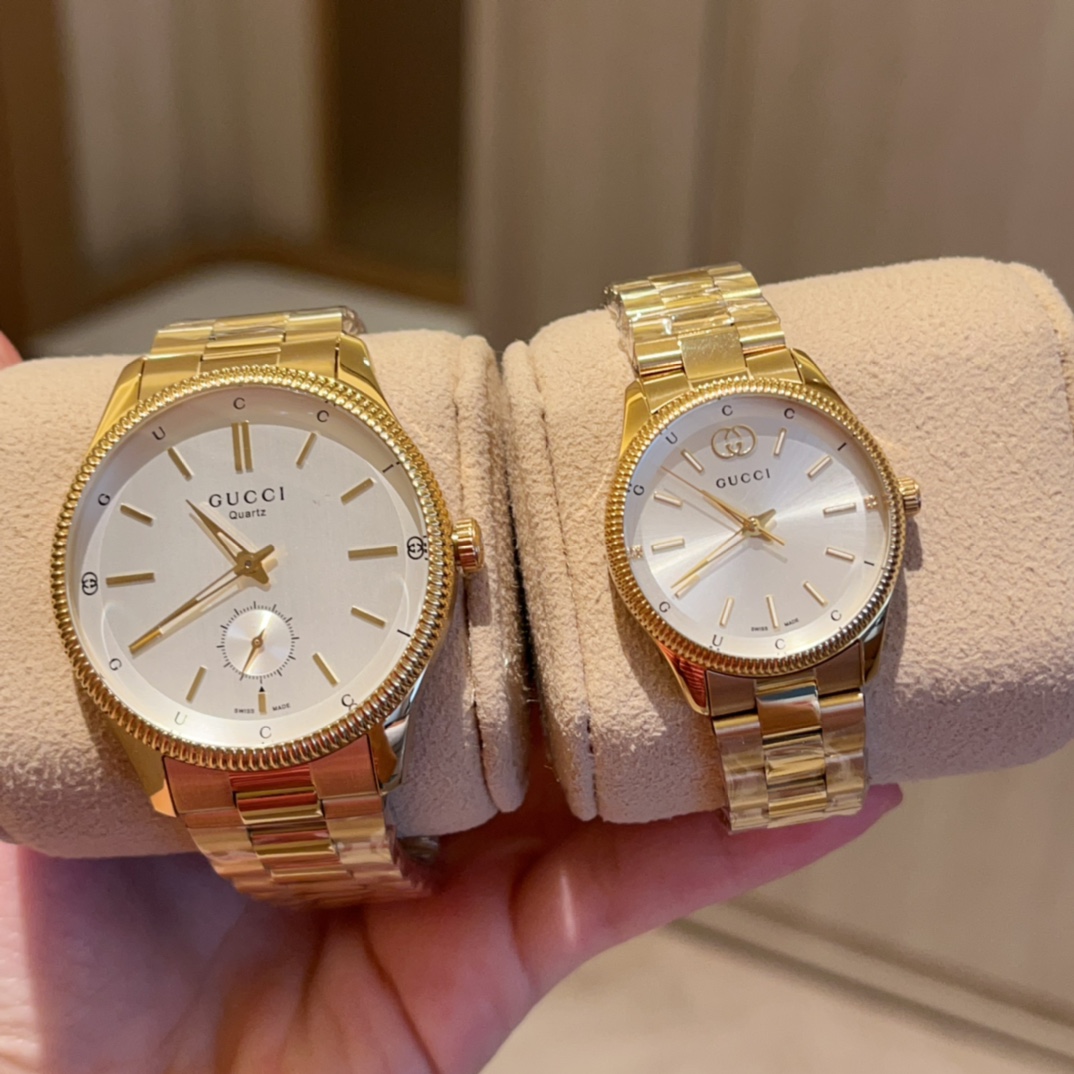 ?? White 260 Gold 280 men's white 300 gold 320
New original factory creation, explore the 2025 early vintage G-TIMELESS gem collection. With a diameter of 29mm, the dial is decorated with interlocking low G and Gucci lettering, embodying the style of The 