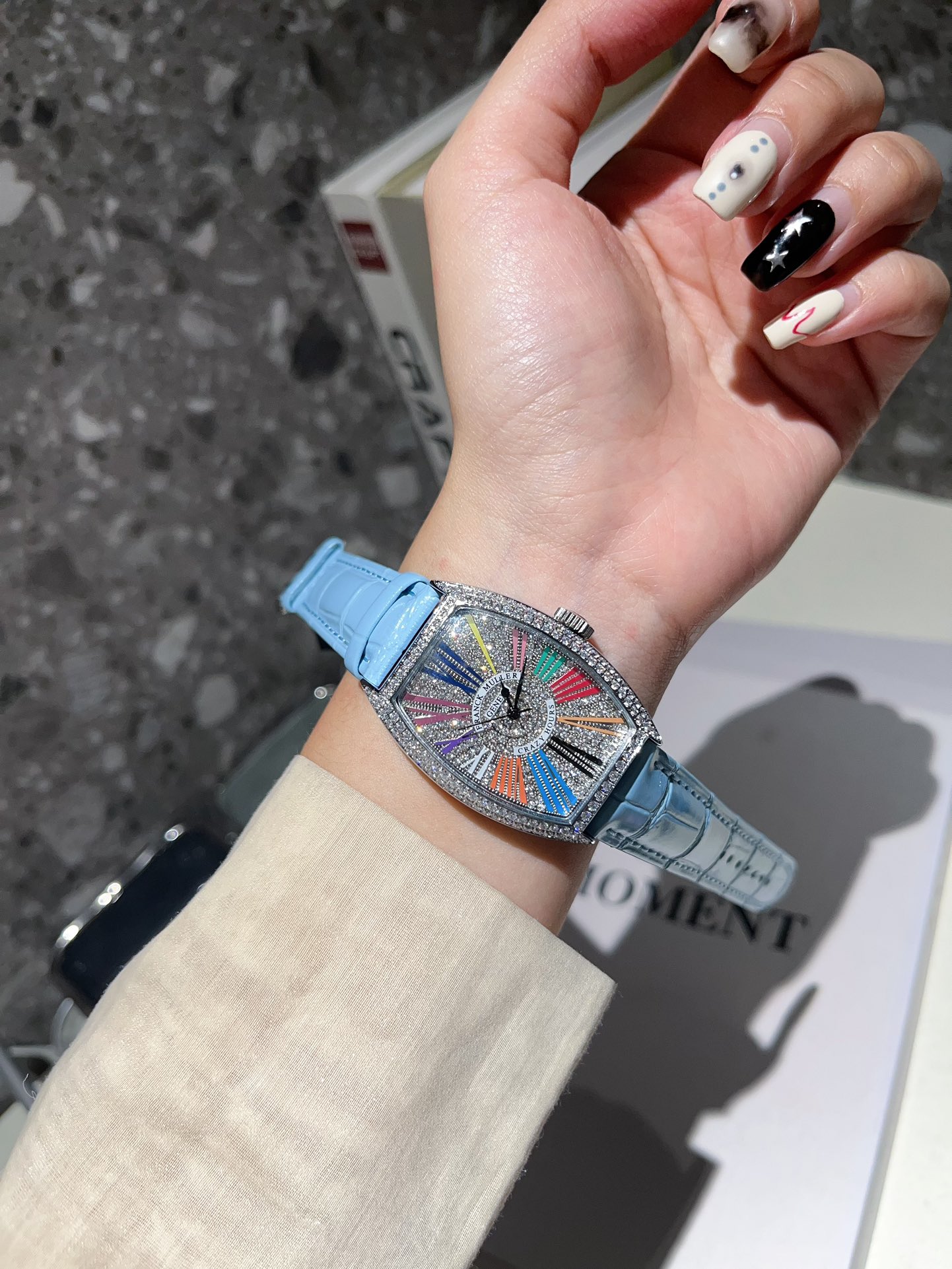 ?? 260
Franck Muller FM Franck Muller barrel-shaped ladies quartz watch CNC polished case classic! Full sky stars ?? dial and color ?? model color dial hand effect really can't resist, I just love the whole! Jue Jue Zi, hurry up! Imported quartz movement,