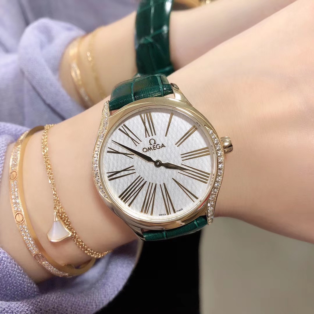 ?? White 260. Gold 280 Sapphire ?40 (Order discount 20)
Omega ?? Classic collection - new silk pattern and natural pearl black mother-of-pearl dial, a beautiful one, Swiss quartz movement diamond-encrusted, ceramic plum crown with perfect details, Taiwan 