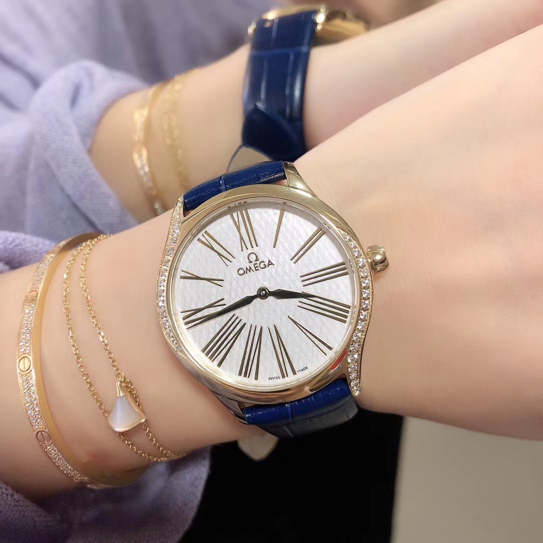 ?? White 260. Gold 280 Sapphire ?40 (Order discount 20)
Omega ?? Classic collection - new silk pattern and natural pearl black mother-of-pearl dial, a beautiful one, Swiss quartz movement diamond-encrusted, ceramic plum crown with perfect details, Taiwan 