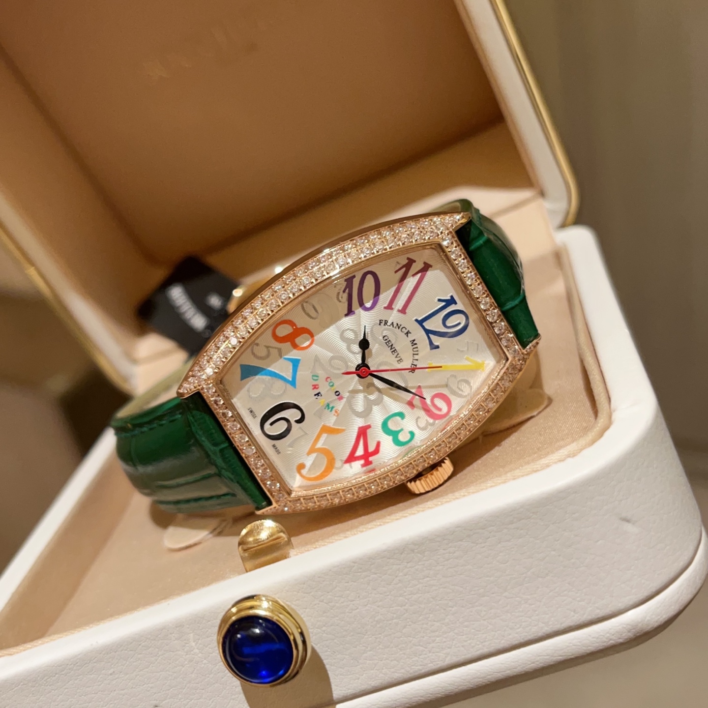 ?? 260
Franck Muller new face
Barrel-shaped ladies' quartz watch CNC polished case classic! Full sky stars ?? dial and color ?? model color dial hand effect really can't resist, I love the whole! Jue Jue Zi, hurry up! Imported quartz movement, accurate ti