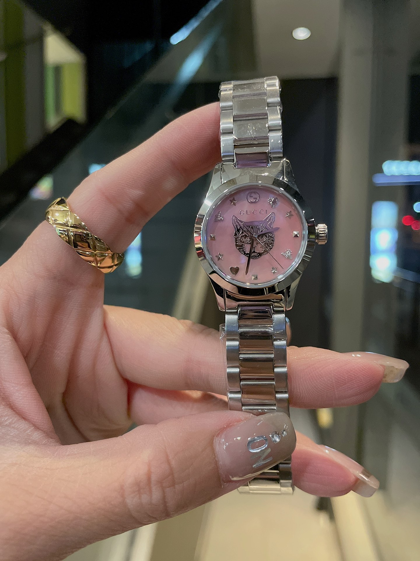 ?? White 260 Gold 280
Gucci's latest shell dial, 28mm polished stainless steel thin case, 5mm ultra-thin, with interlocking G crown, highly creative snake-shaped mesh dial with star and planet patterns, Gucci hour markers: interlocking G, bees, stars, riv