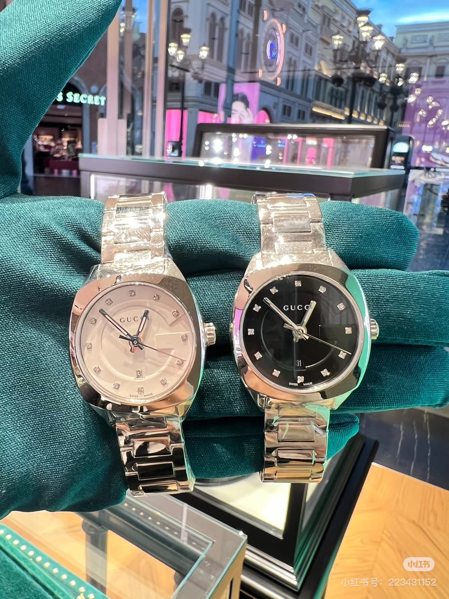 ?? 260
Gucci classic Round and Square ladies' watch, black and white, versatile and timeless.
The hour markers are set with 12 small diamonds, sharp and elegant