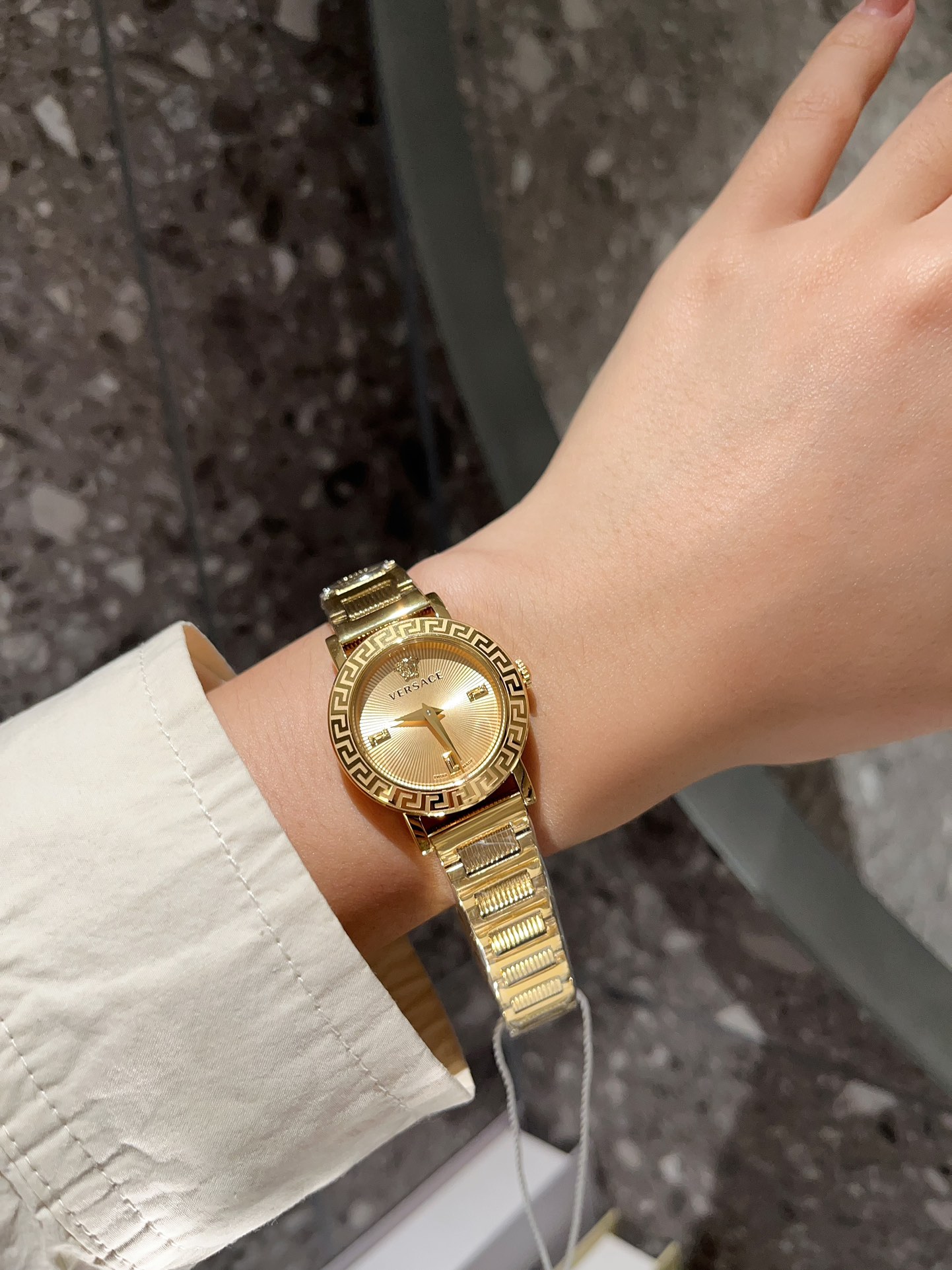 ?? White 270 gold 290
The new VERSACE PETIT collection, 28mm in diameter, combines simple hour markers with innovative designs and eye-catching wristbands, presenting a combination of urban style, designed for urban ladies as a versatile and simple wrist 