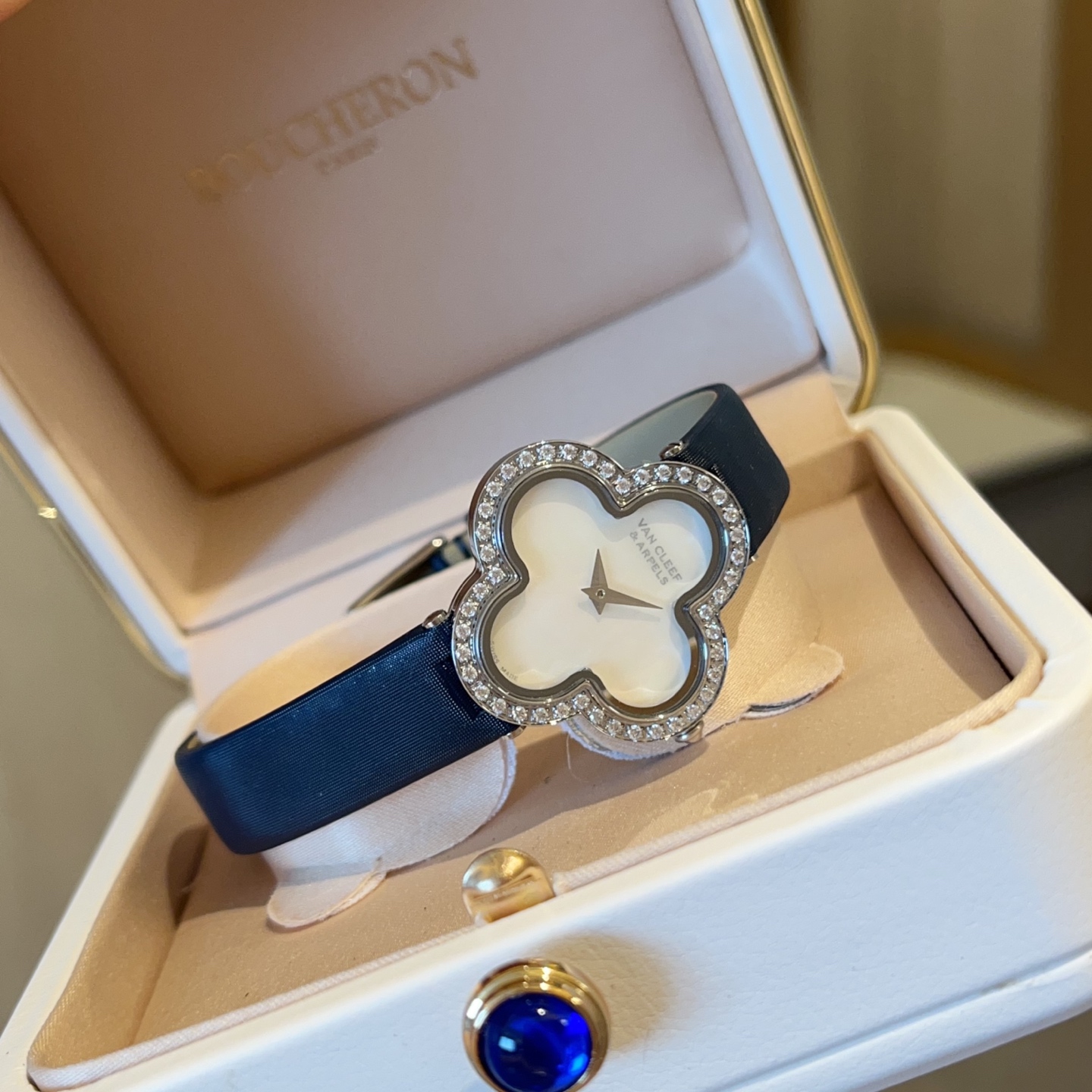 ?? White 280 gold 300
Brands: ?????? ?????????? & ????????????- Van Cleef & Arpels ??
Collection: Four-leaf Clover
Movement: Swiss quartz movement
Size: 30mm
Material: 316L stainless steel set with diamond
Function: Hour and minute hands
Strap: Silk strap